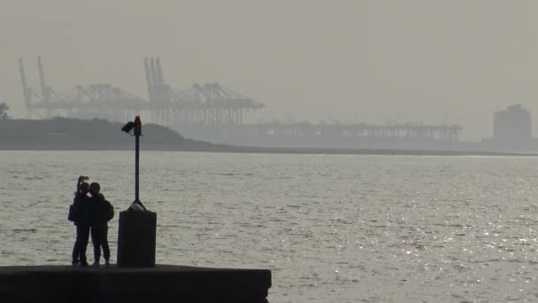 Silhouette Two Friends Take Picture Waterfront Tamshui Taiwan Dan — Stock Video