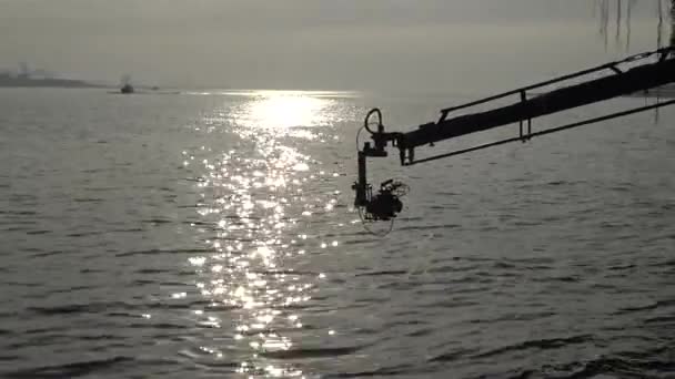 Kameralı Vinç Güneşin Yavaşça Dalgalanan Okyanus Yüzeyinde Parıldamasını Kaydediyor Güneş — Stok video