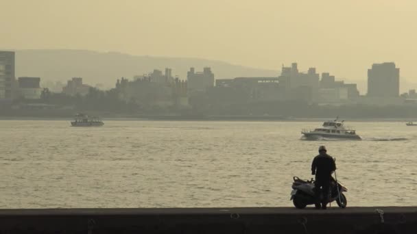 Silhouet Man Met Motor Voorbereiding Ding Voor Het Vissen Waterkant — Stockvideo