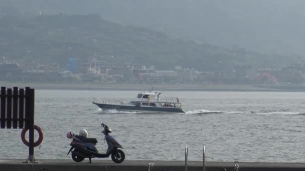 Reisboot Zonsondergang Aan Waterkant Van Tamshui Taiwan Dan — Stockvideo