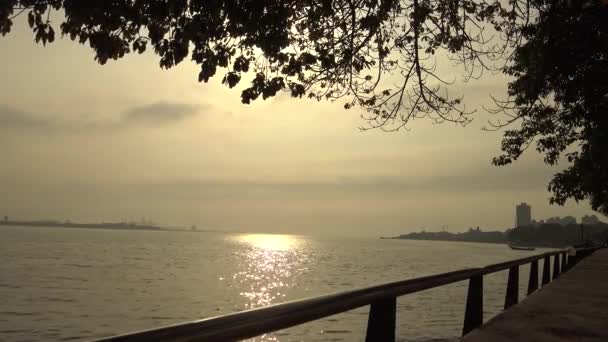 Ultra は台湾北部の新北市の海側地区です 台湾海峡に沈む夕日を眺めるスポットとして人気です — ストック動画