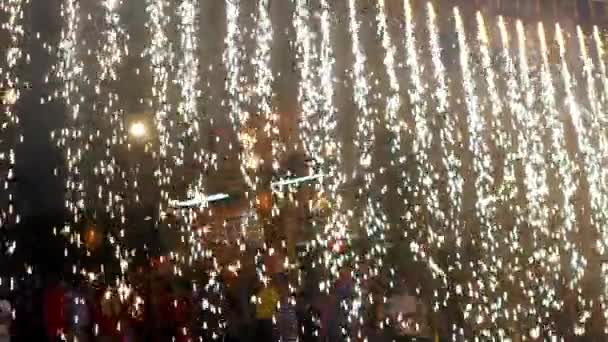 台湾台北 2017年5月30日 台北街头下了4K的烈焰雨 庆祝马祖神 台湾游行与美丽的烟火表演前庙宇台湾节 — 图库视频影像