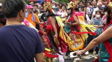 Taipei, Tayvan-19 Haziran 2018: Slow Motion Alayı Ba Jia Jiang Tayvan festivallerini boyama ile karşı karşıya. Matsu Tanrısı 'nın kutlaması. Toplulukların 8 generali Tanrı-Dan onuruna adil bir tören için yüzlerini boyadılar.