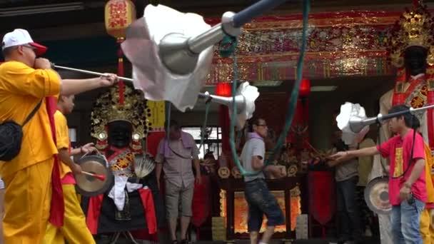 台北2017年5月30日 松神のスローモーションお祝い 台湾マーチングバンド音楽パレードで寺院の前に 台北市淡水における中国神の行列 Dan — ストック動画