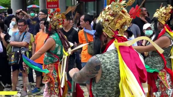 2018年6月19日 台湾台北 慢动作加工八家江面对台湾国庆彩绘 庆祝马祖的神 八位将军为纪念众神而举行的集市上画了脸 — 图库视频影像