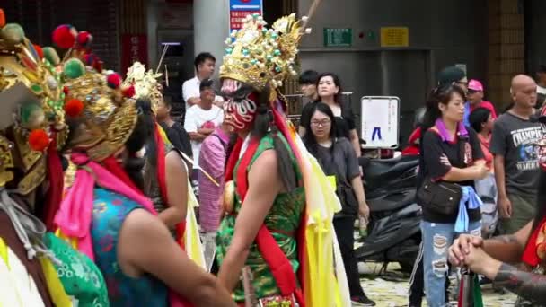 2018年6月19日 台湾台北 慢动作加工八家江面对台湾国庆彩绘 庆祝马祖的神 八位将军为纪念众神而举行的集市上画了脸 — 图库视频影像