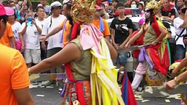2018年6月19日台湾台北 スローモーション行列ガードフェイスペインティング台湾祭り 松神のお祝い 伝統派8人の将軍が神壇を祭るためにフェアに顔を描いた — ストック動画