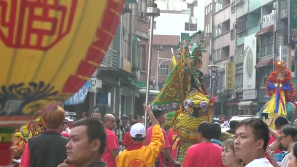 台北2017年5月30日 松神のスローモーションお祝い 伝統的なパレード台湾の神々 台北市淡水区で中国神警備隊が腕の振子で乱暴にパトロール — ストック動画