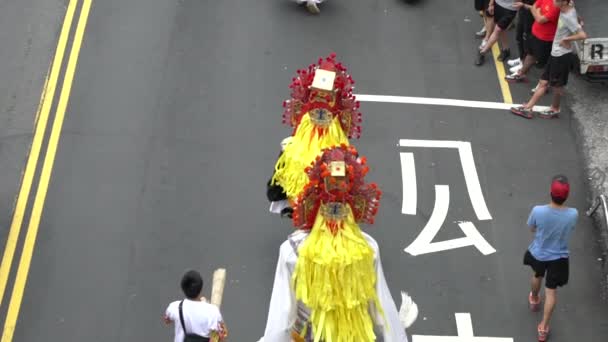 台湾台北 2017年5月30日 马祖神慢动作庆典 传统的台湾神像游行 范将军和谢小龙的肖像 手挽手 大摇大摆地摇曳着 — 图库视频影像