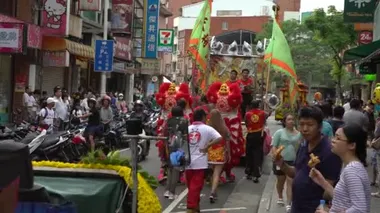 Taipei, Tayvan-30 Mayıs 2017: 4K Matsu Tanrı Kutlaması. Tayvan aslanı geleneksel Tayvan festivalinde yürüyor. Taipei-Dan 'de Tamsui caddesinde yürüyen Çinli kırmızı aslanlar geçidi.