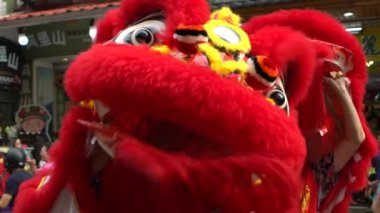 Taipei, Tayvan-30 Mayıs 2017: Matsu God kutlamaları için geleneksel Tayvan geçit töreninde baş Çin Aslanı ağır çekim portresi. Taipei City-Dan caddesinde Çin kızıl aslanları geçit töreni