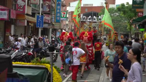 台北2017年5月30日 松神の4Kお祝い 台湾のライオンは台湾祭りの伝統的なパレードを歩く 台北市淡水街を歩く中国の赤いライオンの行列 — ストック動画