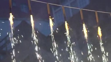 Yavaş çekim. Taipei şehrinin caddesinde Matsu Tanrı 'nın kutlaması için yağan parlak ateş yağmuru. Tayvan alayı ve güzel havai fişekler Tayvan tapınağının önünü gösteriyor