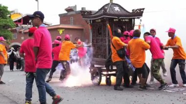 Taipei, Tayvan 19 Haziran 2018: Tayvan festivallerinde havai fişeklerin üzerinden geçen ağır çekim tahtırevanı patladı. Taipei caddesinde Matsu God 'ı kutluyoruz. Çinli tanrıların haccı - Dan