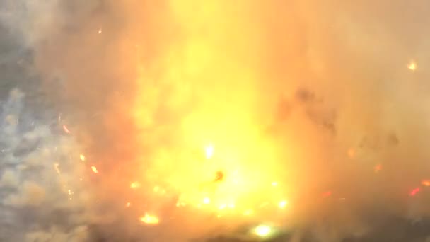 Mouvement lent d'une explosion avec feu, fumée et étincelles à l'extérieur dans la rue. Flamme orange d'une explosion dans la ville-Dan 