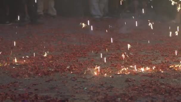 Zeitlupe Heller Feuerregen Fällt Zur Feier Des Matsu Gottes Auf — Stockvideo
