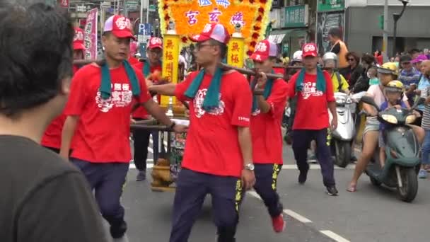 2018年6月19日 台湾の伝統的なパランキン前宮祭での行列の動きが遅い 台北市で松神を祝う ストリートダンにおける中国の神々の巡礼 — ストック動画