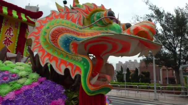 台北2017年5月30日 松神の4Kお祝い 伝統的なパレードで龍頭を持つ台湾の馬車 台北市淡水における中国神の行列 — ストック動画
