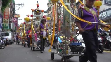Taipei, Tayvan-30 Mayıs 2017: 4K Matsu Tanrı Kutlaması. Geleneksel geçit töreninde insanlar yürüyor ve arabaları itiyor. Taipei, Tayvan-Dan 'de Tamsui caddesinde Çinli tanrıların geçit töreni