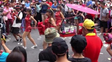 Taipei, Tayvan-19 Haziran 2018: Tayvan Matsu Tanrı festivallerinde tahtırevan taşıyan güzel Asyalı bayanlar. Törendeki kadınlar kırmızı Çinli elbiseler, egzotik ve seksi elbiseler giyiyorlar. Dan.