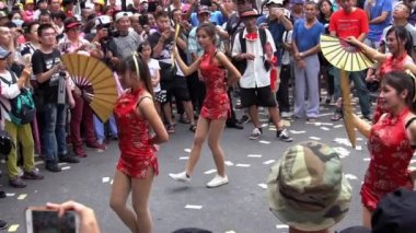Taipei, Tayvan 19 Haziran 2018: Matsu God kutlamalarında ağır çekimde dans eden Asyalı güzel bayanlar geleneksel el dansı hayranı. Törendeki kadınlar kırmızı Çinli elbiseler, egzotik ve seksi elbiseler giyiyorlar. Dan.