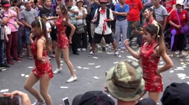 Taipei, Tayvan 19 Haziran 2018: Matsu God kutlamalarında ağır çekimde dans eden Asyalı güzel bayanlar geleneksel el dansı hayranı. Törendeki kadınlar kırmızı Çinli elbiseler, egzotik ve seksi elbiseler giyiyorlar. Dan.