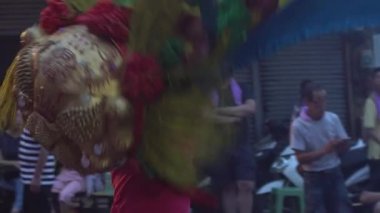 Taipei, Tayvan-30 Mayıs 2017: Tayvan 'da düzenlenen festival tanrıları kasabasındaki bir Matsu tapınağı panayırının önünde ağır çekim Tayvan ejderhası dansı. Taipei şehrinin Dan sokağında dans eden akrobasi aslanlarıyla geçit töreni.