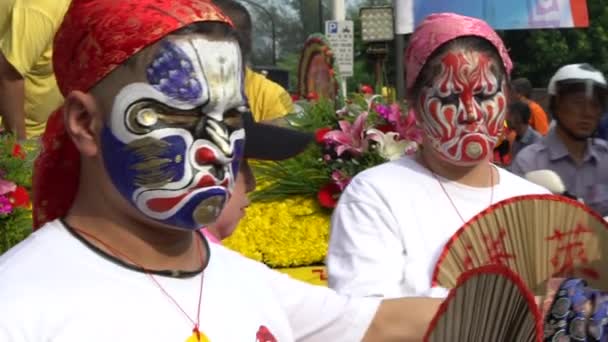 2017年5月30日台湾 スローモーションお祝い松神 劇団八将軍絵の顔は幽霊を抑止し 神々の名誉のために開催されたフェアのパレードに参加します 行列面絵 Dan — ストック動画