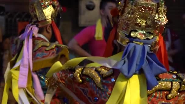 台湾台北 2017年5月30日 慢动作庆祝马祖神 八大将军画的脸吓退了鬼魂 参加了为祭祀众神而举行的集会 脸上的战斗之舞 — 图库视频影像
