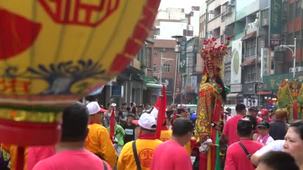 台北2017年5月30日 松神の4Kお祝い 伝統的なパレード台湾の神々 中国の神々の行列は 台北市 ダンの通り淡水で腕の振子でパトロール — ストック動画