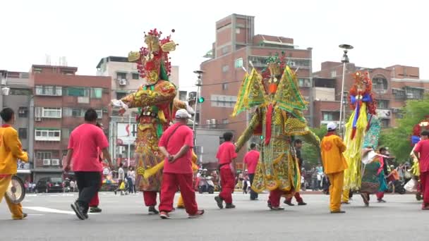 台北2017年5月30日 松神のスローモーションお祝い 伝統的なパレード台湾の神々 台北市淡水区で中国神警備隊が腕の振子で乱暴にパトロール — ストック動画