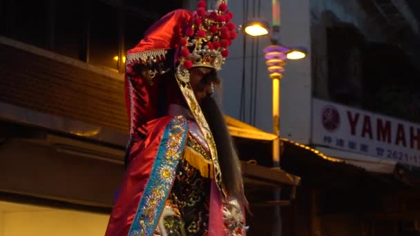 台北2017年5月30日 松神のスローモーションお祝い 伝統的なパレード台湾の神々 台北市淡水区で中国神警備隊が腕の振子で乱暴にパトロール — ストック動画