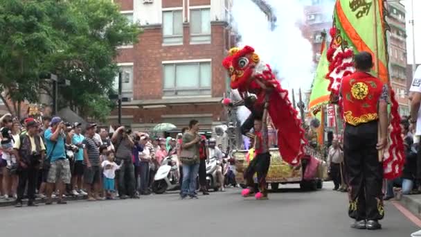 台北2017年5月30日 松神のお祝い 台湾祭りの町のライオンダンスフロント寺フェアで行列台湾 台北市の路上で踊るアクロバットの赤いライオン — ストック動画