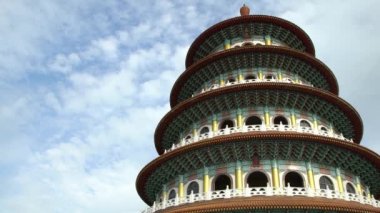 Tamsui 'deki 4K Tian Yuan Tapınağı. Cennetin Tapınağı olarak da bilinen uzun pagoda farklı Taoist tanrılara adanmış dev bir tapınaktır.