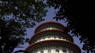 Tamsui 'deki 4K Tian Yuan Gong Tapınağı. Cennetin tapınağı olarak da bilinen uzun pagoda farklı taoist tanrılara adanmış dev bir tapınaktır. Tianyuan, Tayvan 'ın Taipei-Dan kentindeki bir turizm merkezidir.