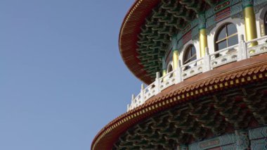 Tamsui 'deki Tian Yuan Gong Tapınağı' nda 4K Kiraz çiçeği sakura çiçeği. Cennetin tapınağı farklı taoist tanrılara adanmış uzun bir tapınaktır. Tianyuan, Taipei-Dan 'de bir turizm merkezi.