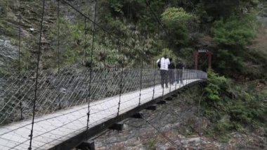 Taroko, Tayvan-28 Şubat 2014: Taroko Park-Dan 'deki Askı Köprüsü Şelalesi' nden Zamanlanmış İnsanlar