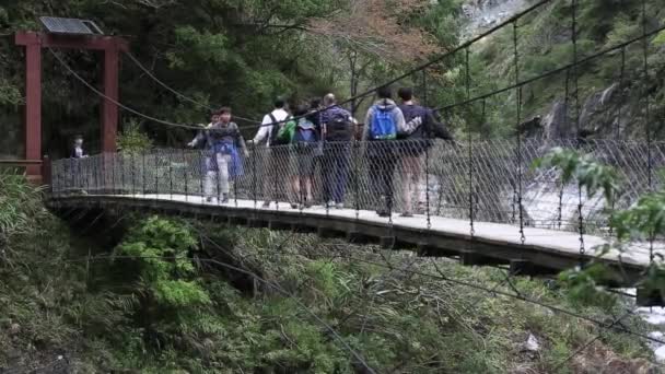 Taroko Taiwan Fevereiro 2014 Pessoas Atravessam Cachoeira Ponte Suspensão Taroko — Vídeo de Stock