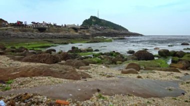 Tayvan 'ın Wanli şehrinde Yehliu Geopark' ın 4K güzel kıyı manzarası. Mantar şekilli kaya tuhaf kayalık arazi. Bal peteği taşı erozyon diski - Dan