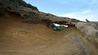Tayvan Yehliu Geopark 'taki 4K güzel kıyı manzarası. Mantar şekilli, Wanli Bölgesi, New Taipei City' de kayalık tuhaf bir kaya manzarası. Erozyon için deniz mağaraları hendeği