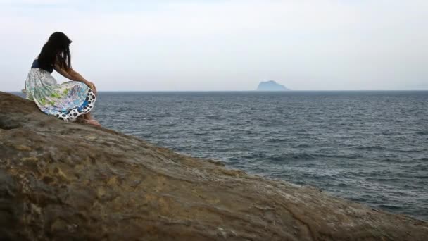 Vacker Ung Asiatisk Kvinna Sitter Klippan Stranden Tittar Vilda Klippiga — Stockvideo