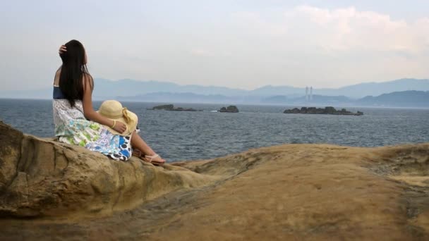 Hermosa Joven Asiática Sentada Roca Playa Mirando Paisaje Costero Rocoso — Vídeos de Stock