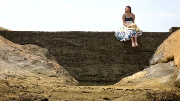 Hermosa Joven Asiática Sentada Roca Playa Mirando Paisaje Costero Rocoso — Vídeos de Stock