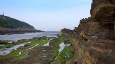 Tayvan 'ın Wanli şehrinde Yehliu Geopark' ın 4K güzel kıyı manzarası. Mantar şekilli kaya tuhaf kayalık arazi. Bal peteği taşı erozyon diski - Dan