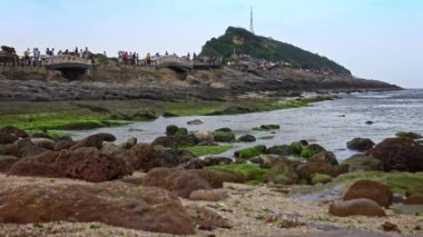 Tayvan 'ın Wanli şehrinde Yehliu Geopark' ın 4K güzel kıyı manzarası. Mantar şekilli kaya tuhaf kayalık arazi. Bal peteği taşı erozyon diski - Dan