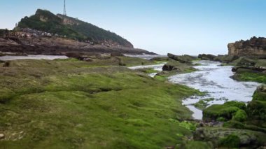 Tayvan 'ın Wanli şehrinde Yehliu Geopark' ın 4K güzel kıyı manzarası. Mantar şekilli kaya tuhaf kayalık arazi. Bal peteği taşı erozyon diski - Dan