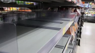 Taipei, Tayvan-22 Mart 2020: 4K, Coronavirus 'un Asya' yı etkilediği gibi süpermarketteki boş raflar. Virüs Çin 'in Covid 19 romanından dolayı korkuyor, alışveriş yapanlar paniğe kapılıp Dan' i stokluyor.