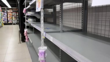 Taipei, Tayvan-22 Mart 2020: 4K, süpermarket boş raflar koridoru, yerel bir manavda satılan tuvalet kağıtları sakinlerin alışveriş yaptığı ve tehlikeli bir salgın olan Corona virüsü için hazırlanıyor.
