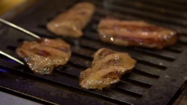 Sukiyaki 'nin Japon barbeküsünde servis edilen birinci sınıf ve taze wagyu bifteği. Yakiniku, Japonya 'da et için yapılan bir ızgara. Shabu BBQ - Dan