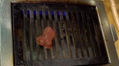 Sukiyaki 'nin Japon barbeküsünde servis edilen birinci sınıf ve taze wagyu bifteği. Yakiniku, Japonya 'da et için yapılan bir ızgara. Shabu BBQ - Dan